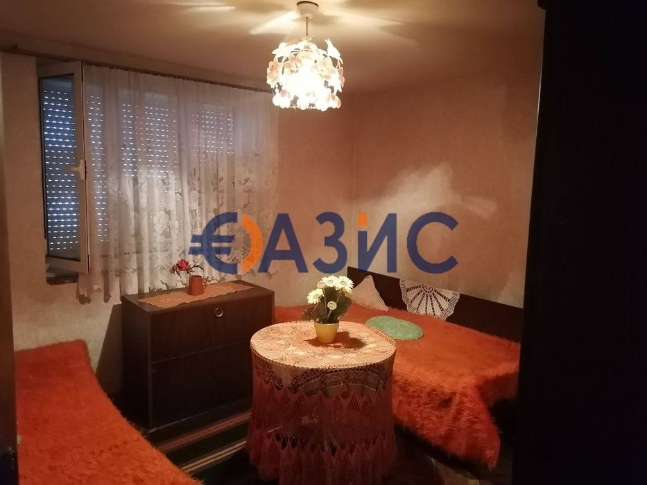 Къща на 3 етажа 252 кв. м.+двор 690 кв. м.+два гаража,център Свети