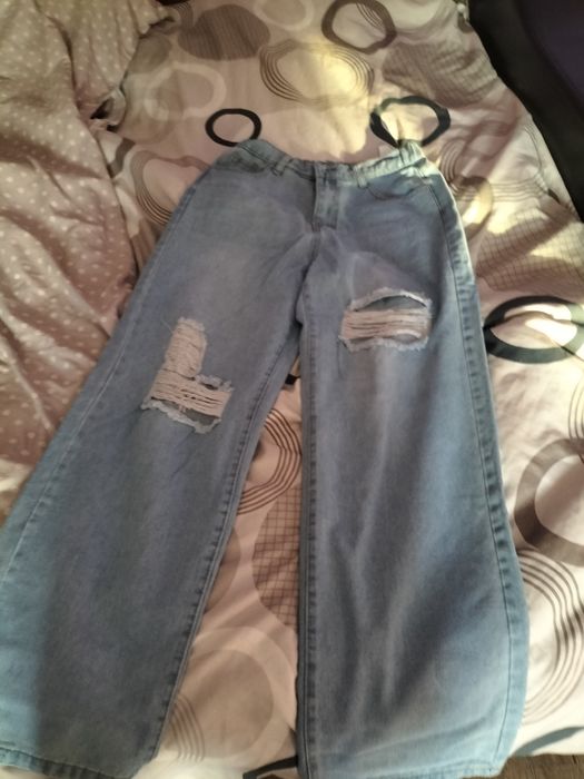 Vând blugi ,material super bun , bumbac,mărimea M ,blugi sunt de firma