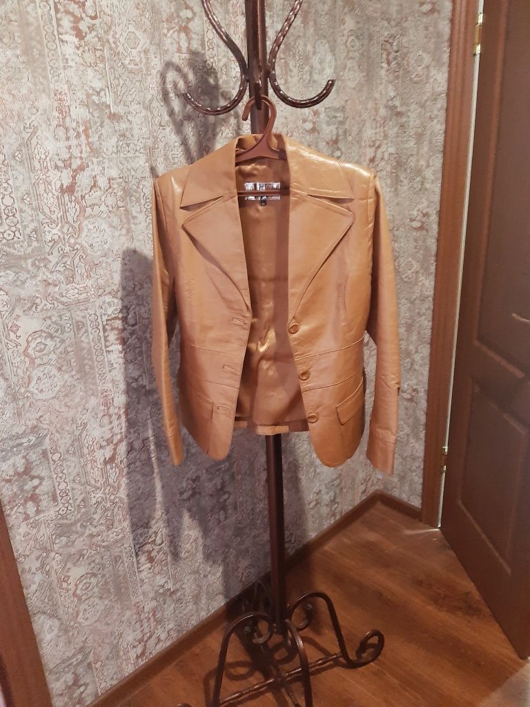 Продам пиджак кожа натуральная куртки пуховик на холофайбере 46+ и 48