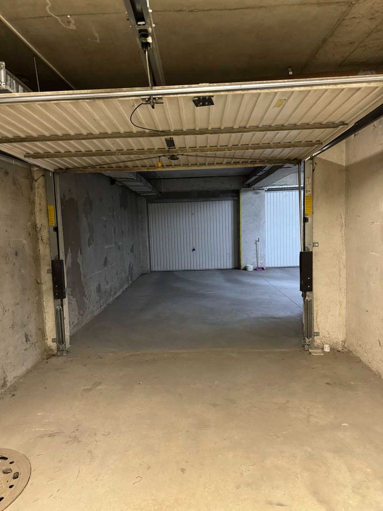 Продава се Гараж / Паркомясто в София, Студентски град - 60 кв.м за 1000 €/кв.м - Снимка #2