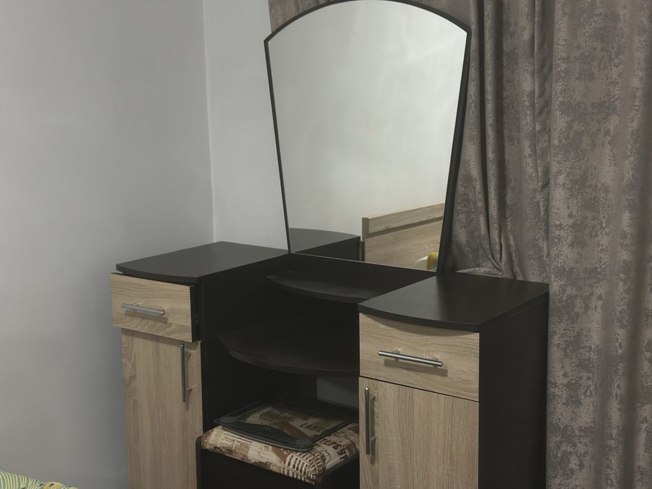 Продам стол для макияжа с пуфиком