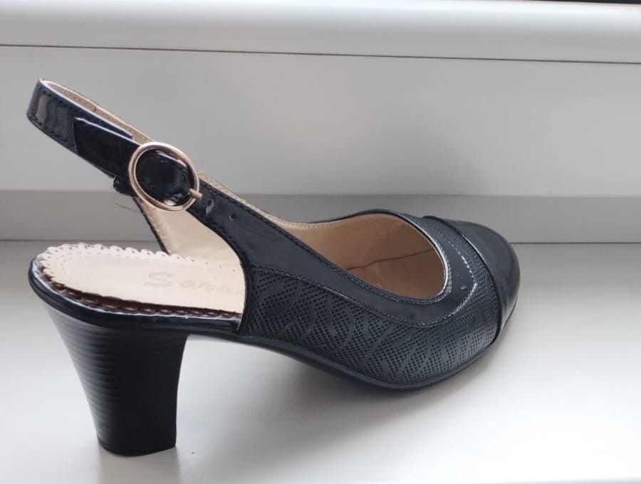 Pantofi cu toc negri