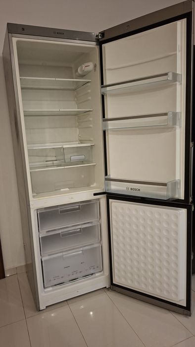 Vand combina frigorifica Bosch in stare buna, perfect functionala