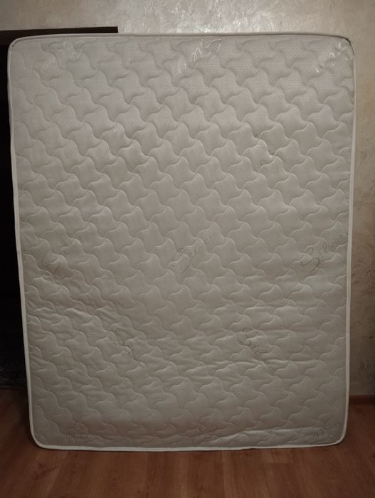 Продается матрас в хорошем состоянии, размер 2,0 м. х 1,60 м. б/у