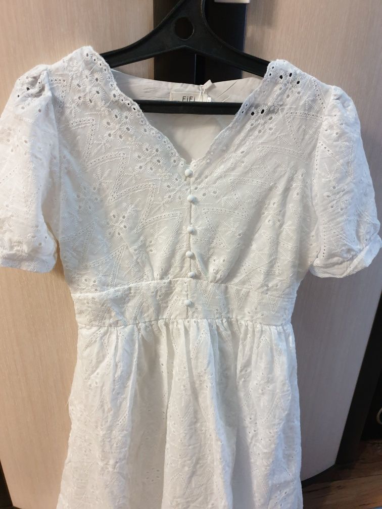 Продам новое белое платье с кружевами