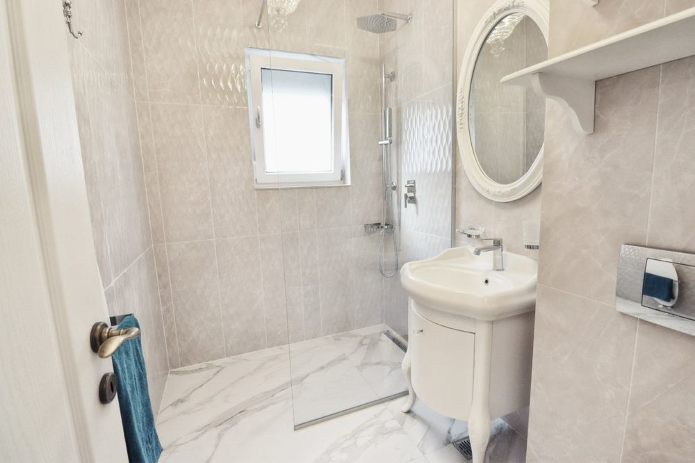 PROPRIETAR INCHIRIEZ apartament cu 3 camere parter  si gradina