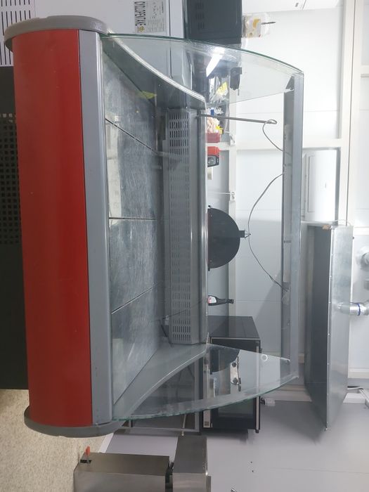 Холодильная витрина в отличном состоянии  стекло целое охлаждает быстр