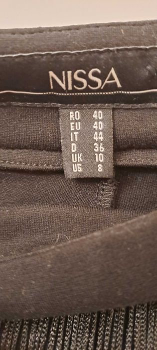 Pantaloni Nissa cu franjuri nepurtati potrivit pentru marimea 36.