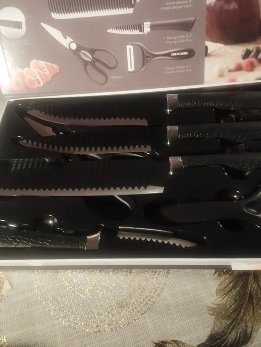 Продам набор ножей из 5 ножей и чистилка.
