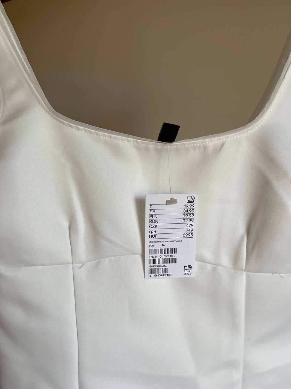 Нова бяла рокля H&M с етикет.