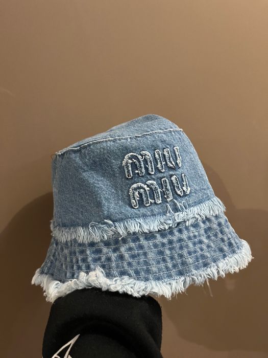 Дамски шапки в два цвята