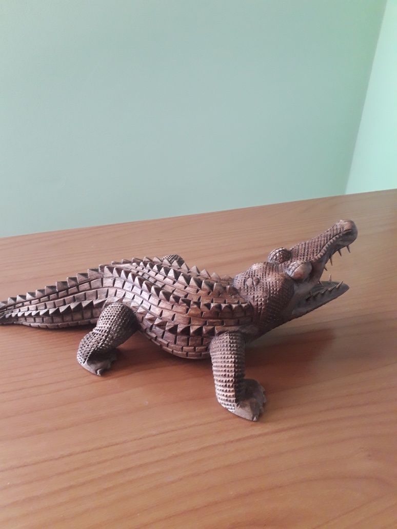 Sculptură în lemn crocodil