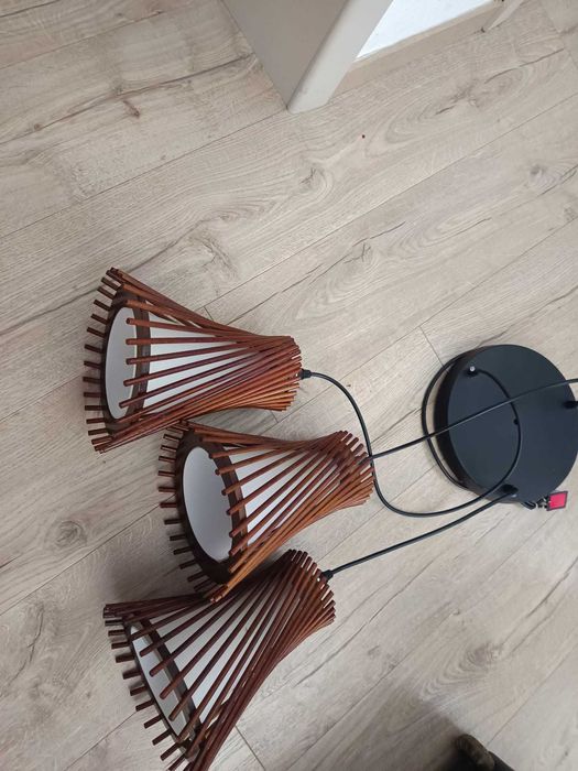 Vand lustra, aplice de perete si 2 de tavan in stare foarte buna.