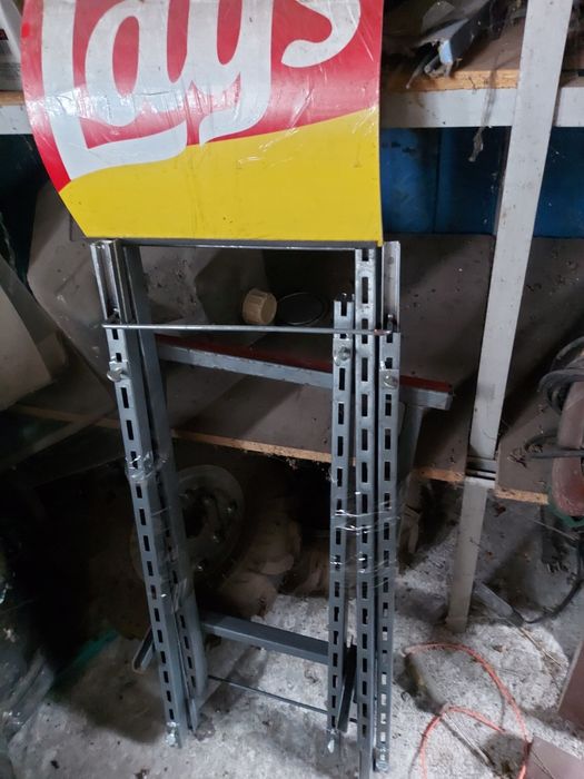 Vând rafturi comerciale