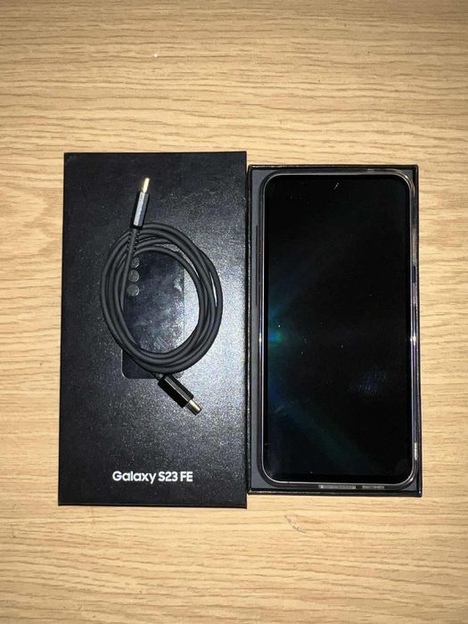 Samsung S23 FE с кабел