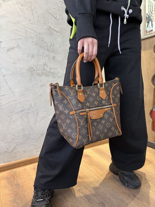 Louis Vuitton Monogram Elegant Zip Tote