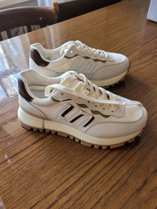 Продам кожаные новые женские кроссовки.