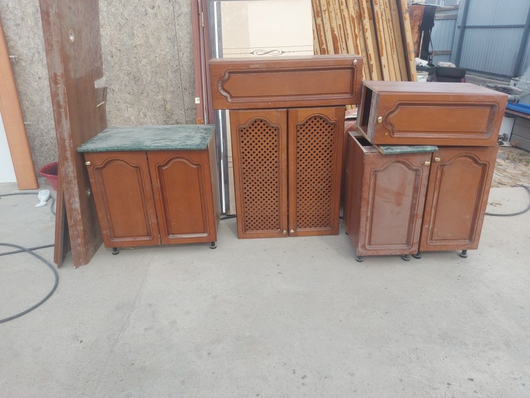 Срочно продам кухонный шкафы и прихожей шкаф