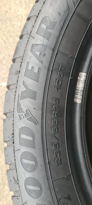 4 anvelope iarna Goodyear,fata 235/55/19,spate 255/50/19.Pret/bucata