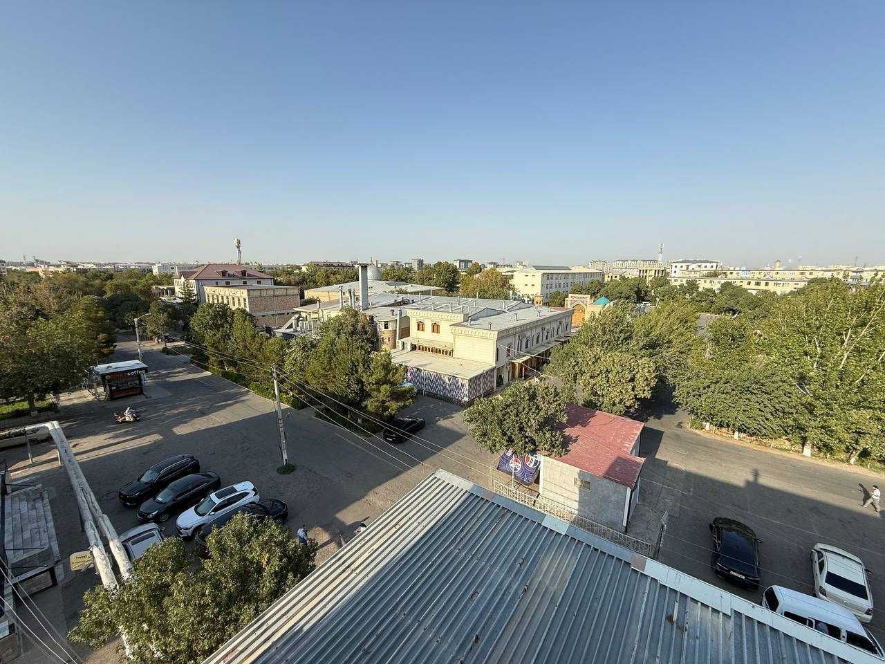 shahar markazida joylashgan 3 qavatli bino sotiladi