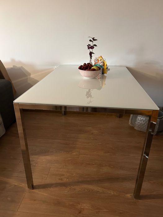 Трапезна маса за 4-6 човека. Закупена от IKEA.