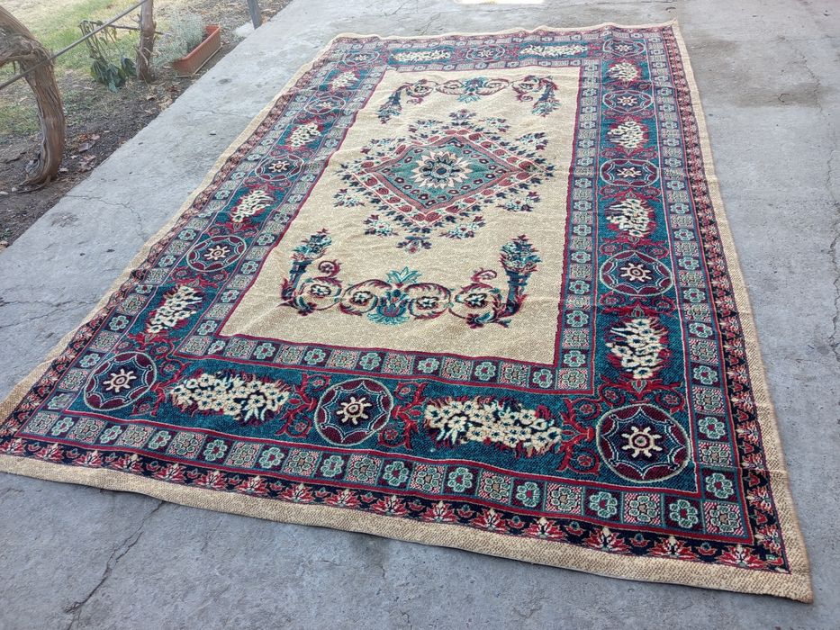 Продаётся . Ковёр размер 3.5 на 2.5