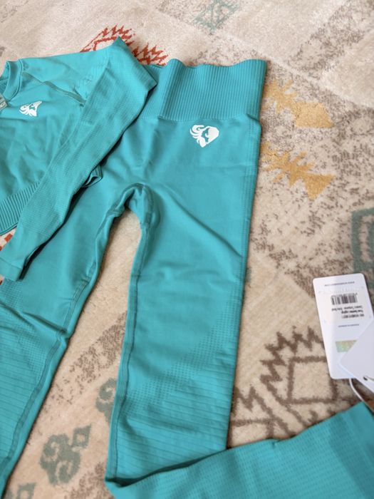 Дамски спортен екип за фитнес и йога.