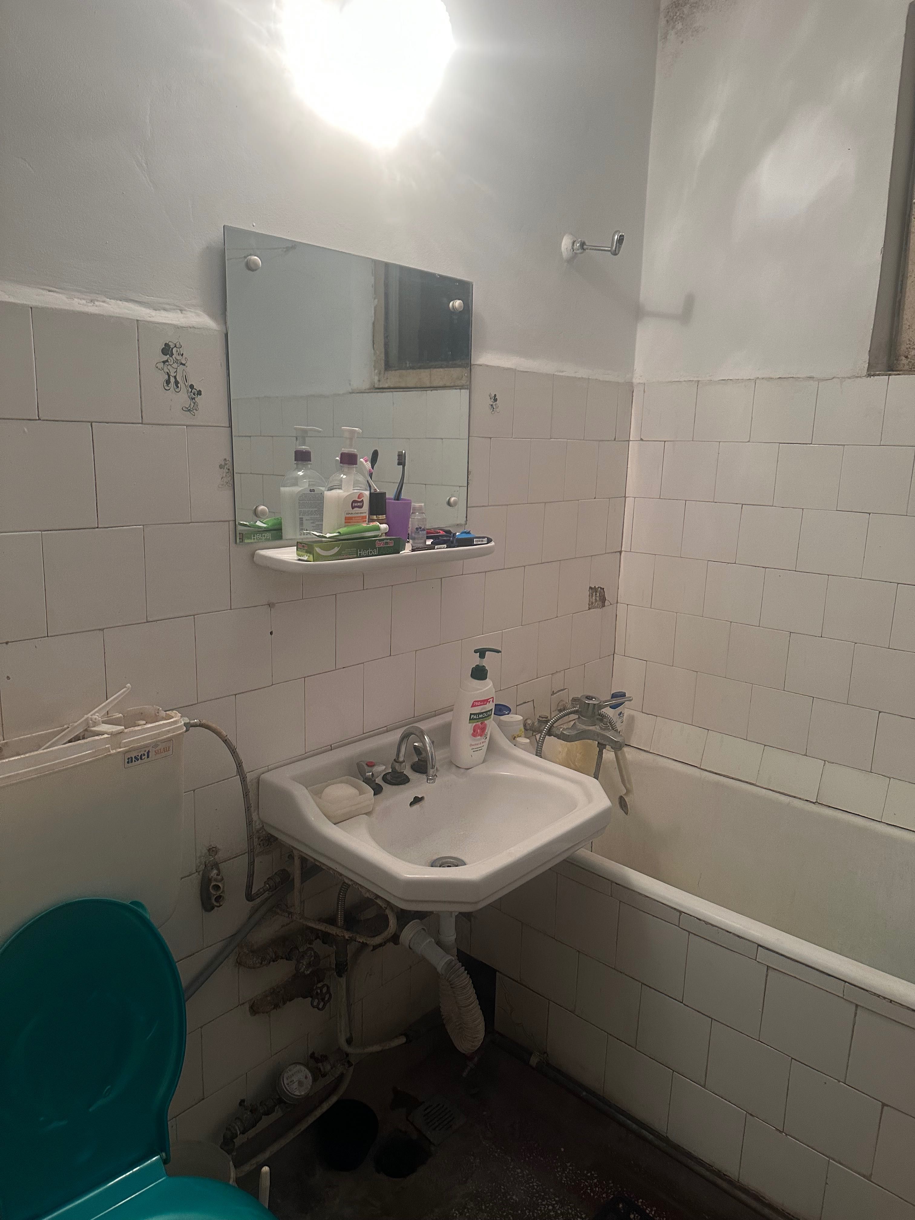 Vând apartament 3 camere, semidecomandat, etaj 4/4 ,Alexandria