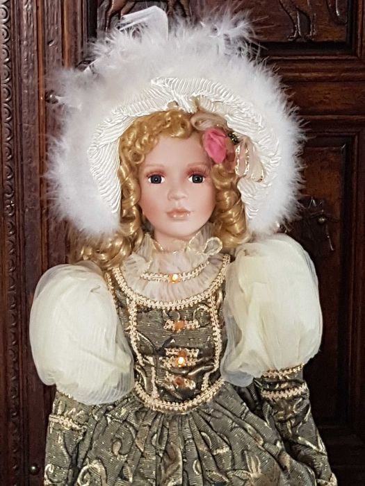 Голяма порцеланова кукла със стойка- 70см