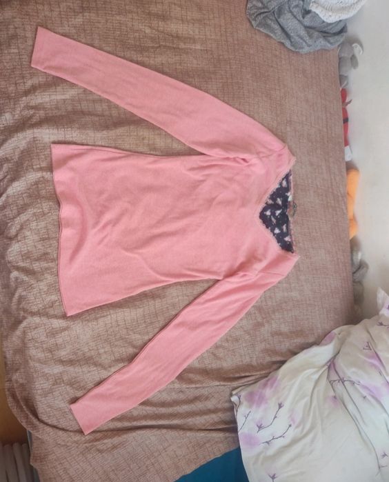 bluza roz cu decolteu cu model floral y2k