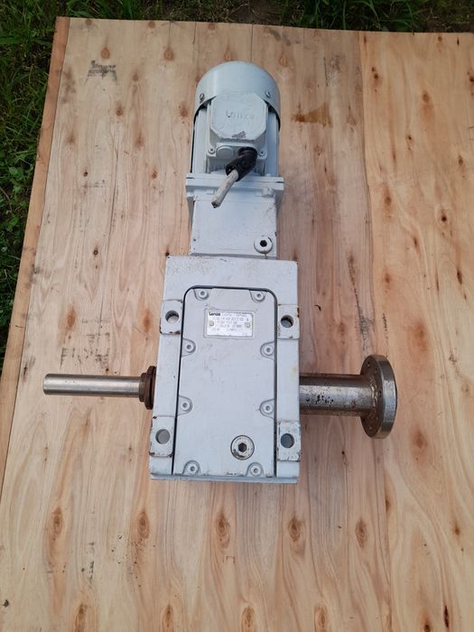 Motor trifazic cu reductor