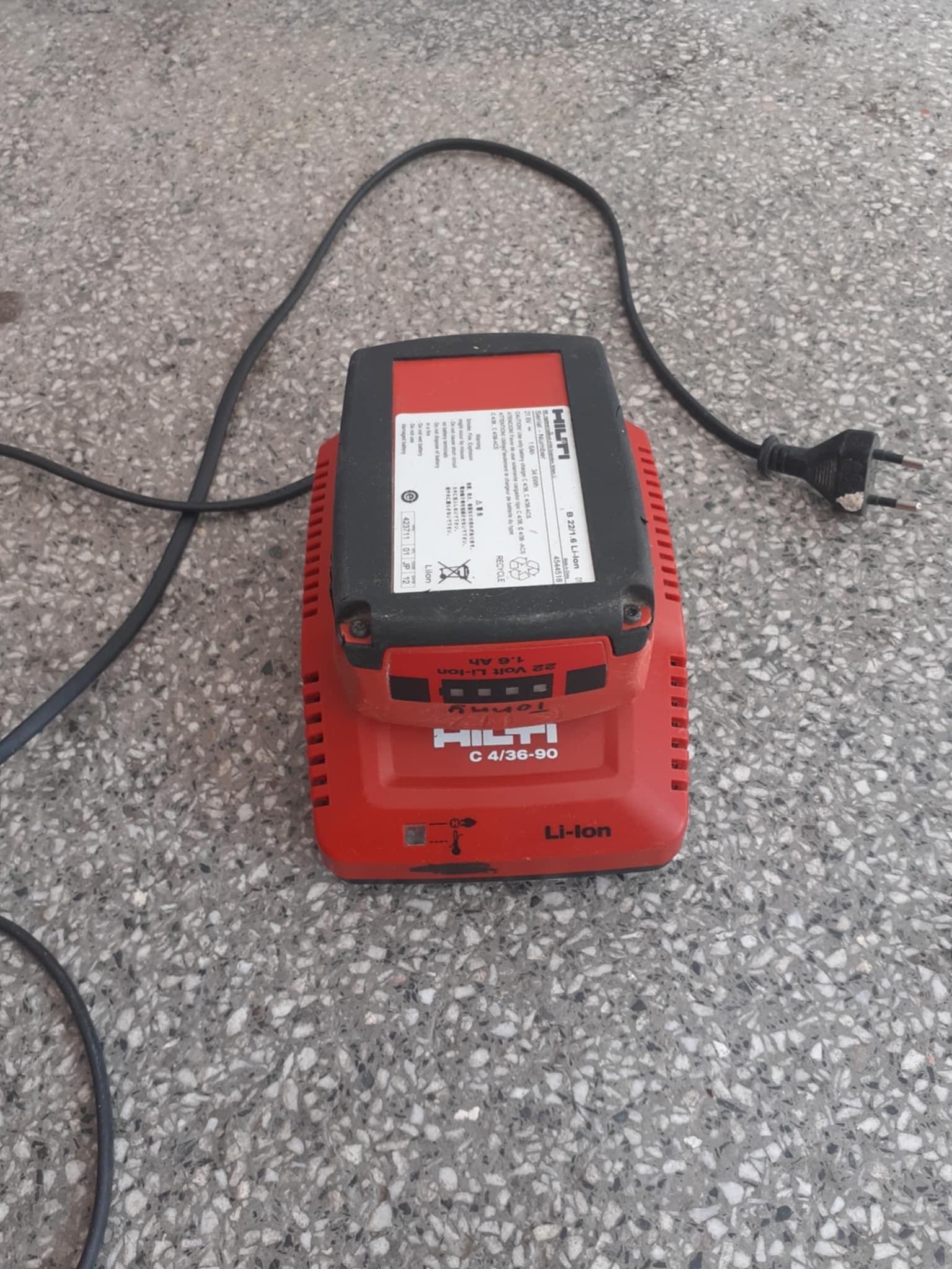 Зарядно и батерия на HILTI