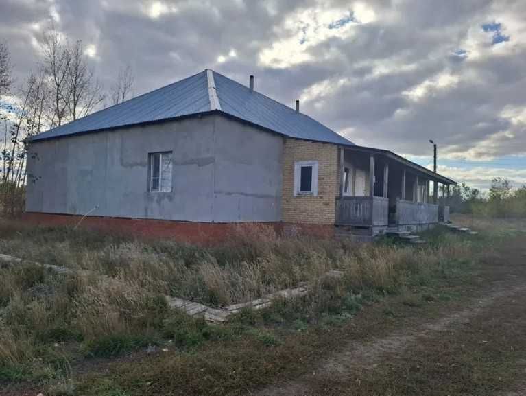 Жилой дом с ангаром