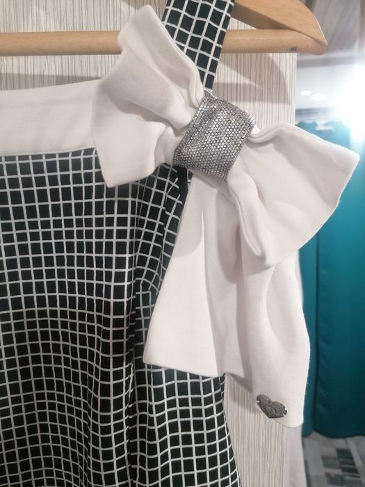 Продавам рокля на фирма Луси Lucy без следи на употреба