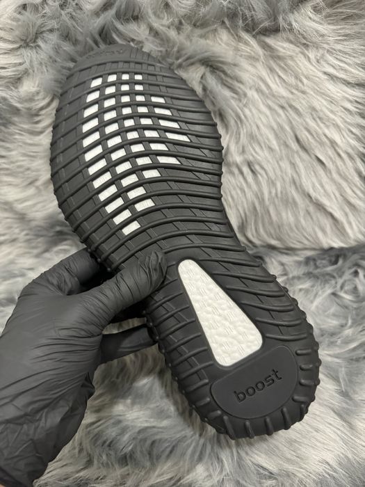 Yeezy 350 v2 Onyx