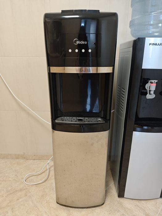 Диспенсър за вода Midea