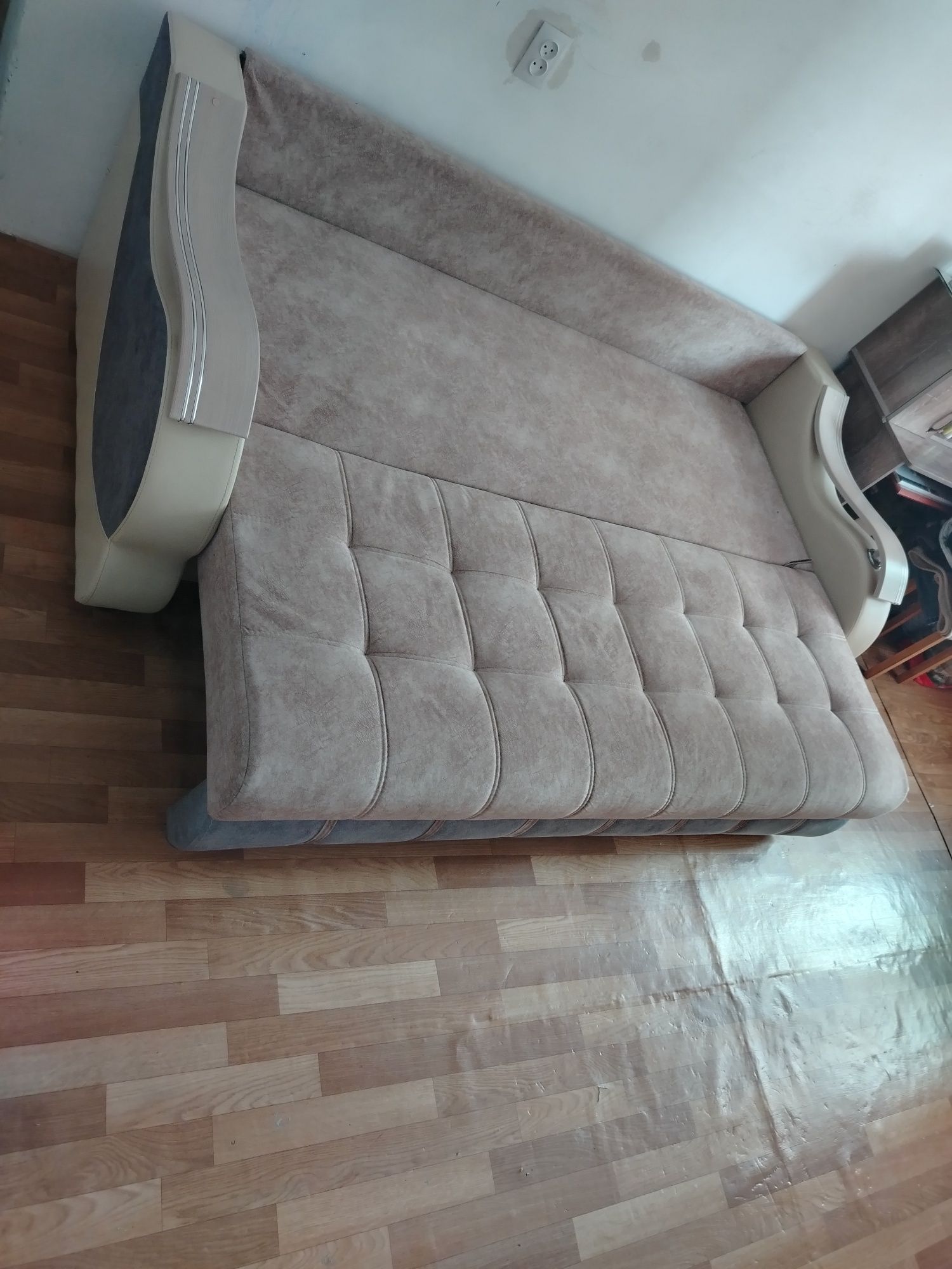 Срочно продам диван расклодной. Года нет как купили. Не клапованый.