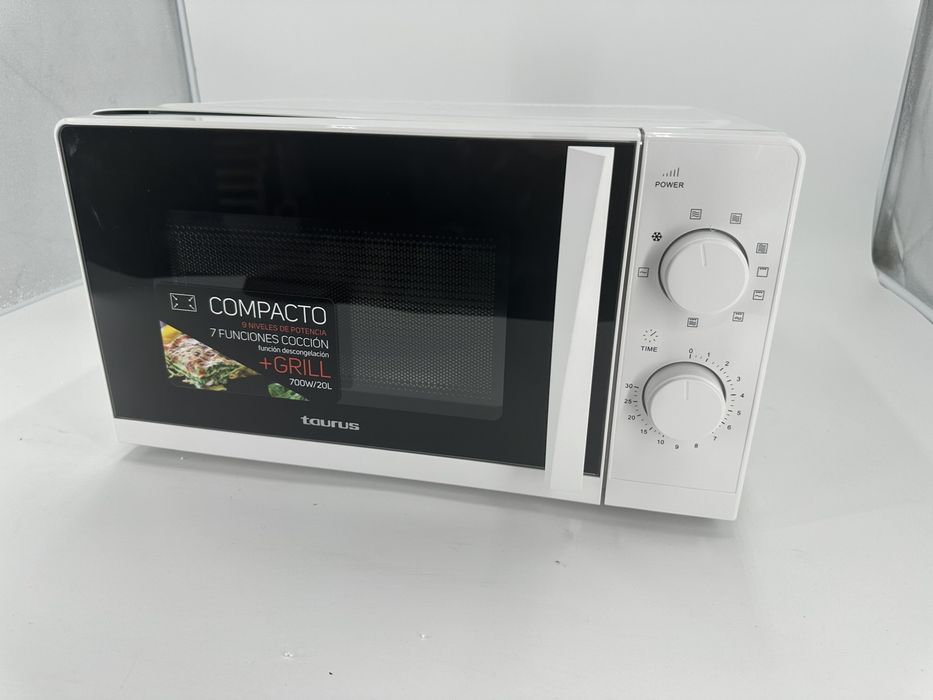 Чисто нова микровълнова TAURUS 20литра 700вата