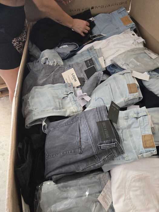 Haine outlet pentru revânzare