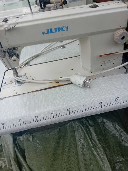 Masina de cusut liniara