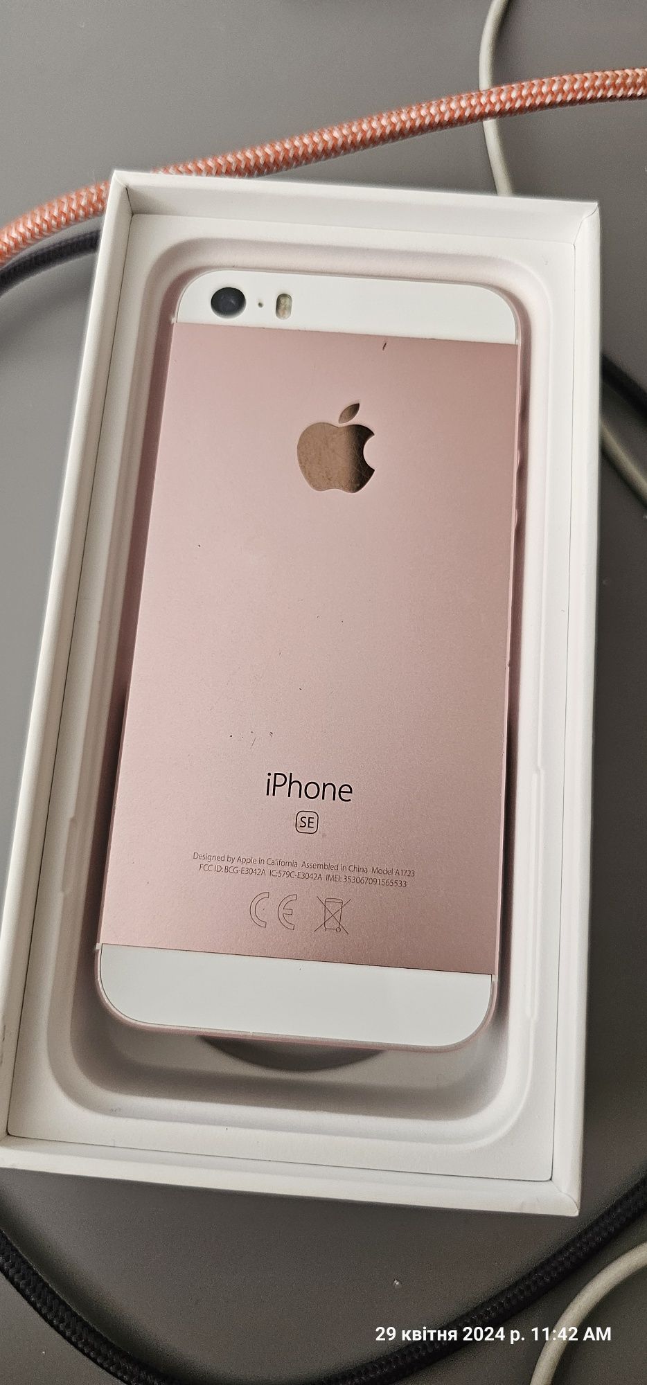 iPhone SE, 32 GB, roz gold 
Stare perfecta de functionare. 
Are o bate