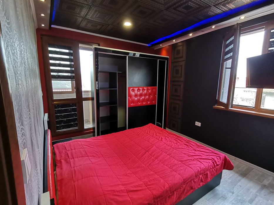 Дава се под наем Двустаен апартамент в Бургас, Център - 60 кв.м за 612 € - Снимка #2