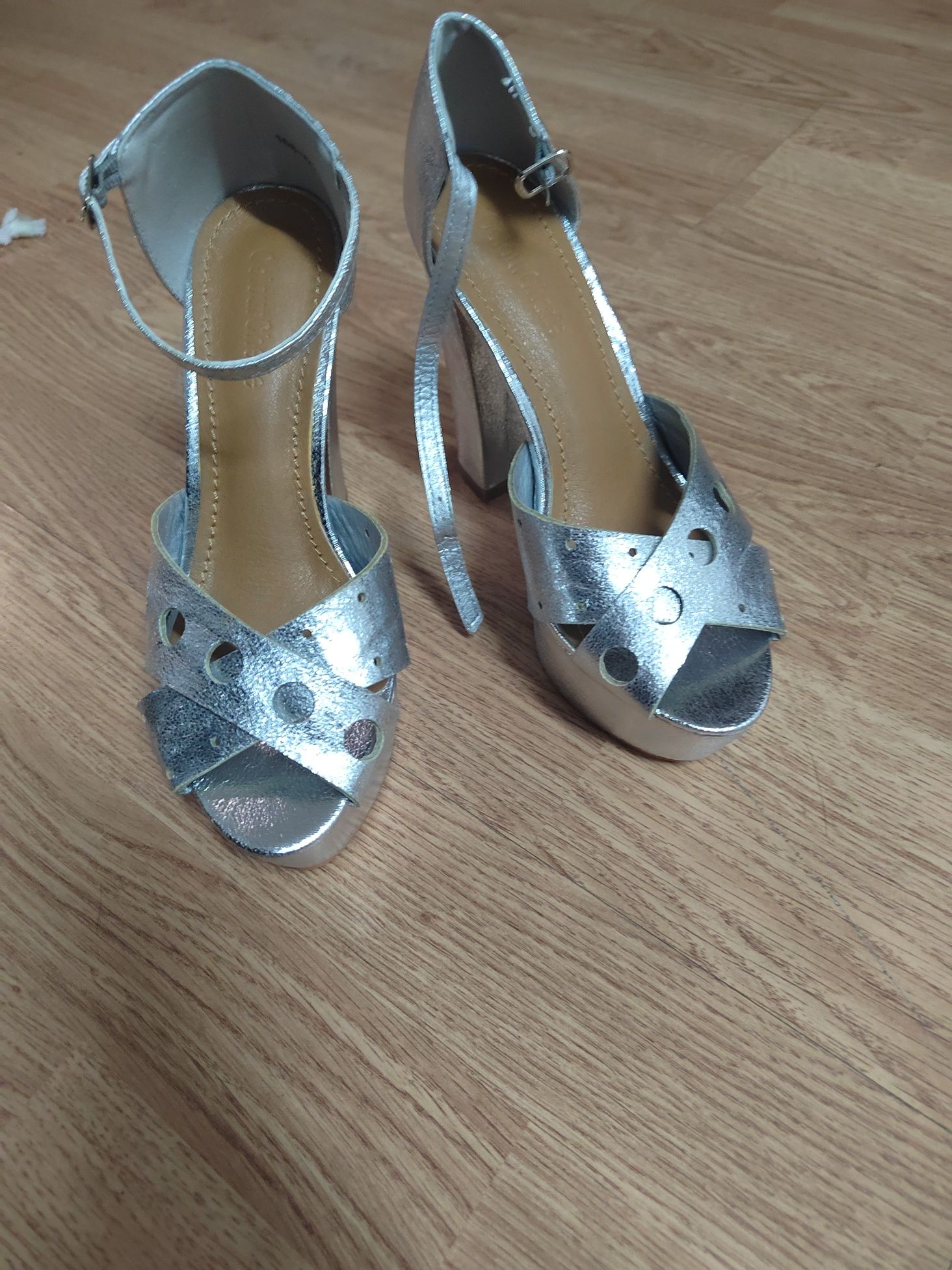 Обувки на ток сребърни