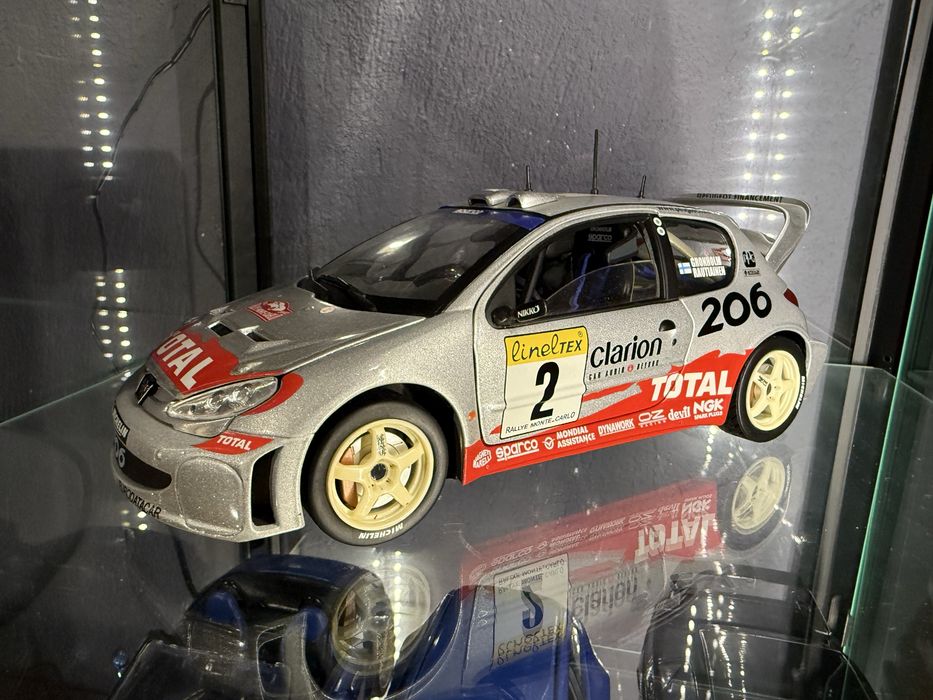 Различни модели 1:18 коли