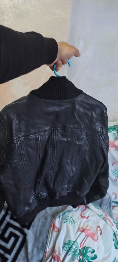 Vind geaca piele dama originala 400 lei neg