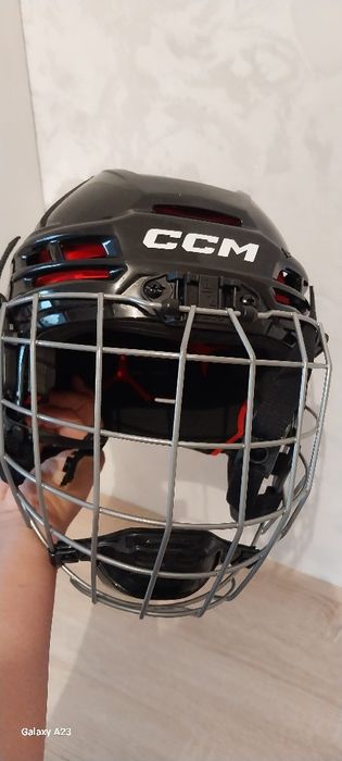 Хоккейный шлем практическийновая