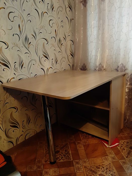 Стол книжка почти новый