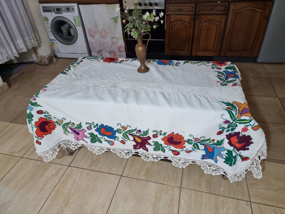 Fata de masa cusuta manual