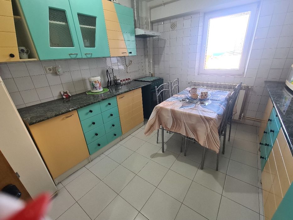 Închiriez apartament 3 camere zona Capitol