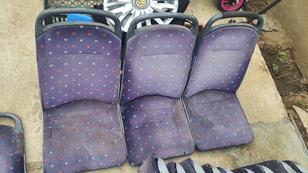 14 scaune identice,pret pentru toate la un loc